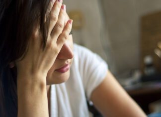 ¿Te levantas con flojera aunque dormiste bien? A lo mejor es sed y no lo sabías